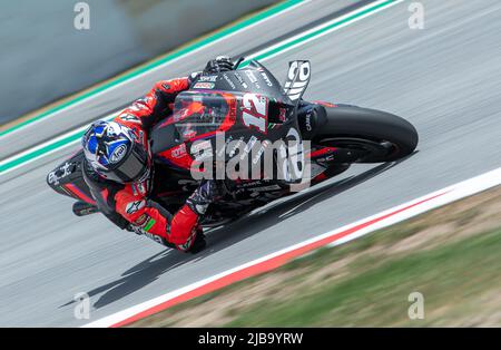 BARCELONA, SPANIEN - 04. JUNI GP ENERGY VON KATALONIEN SAMSTAG-QUALIFYING der Spanier Maverick Viñales (12) vom Aprilia Racing Team während der MotoGP Qualifying Session des GP von Katalonien auf dem Circuit de Barcelona-Catalunya am 04. Juni 2022 in Barcelona, Spanien. Stockfoto