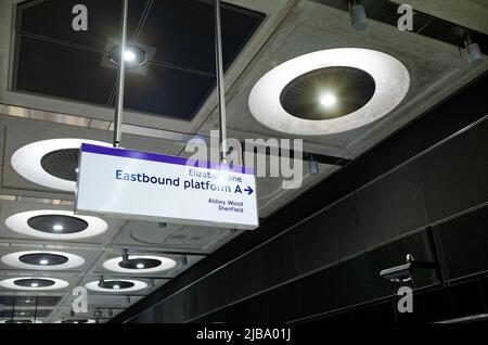 Ein Richtungsschild auf dem Bahnsteig an der Tottenham Court Road, einer Station auf Londons neuester Unterbodenlinie, der Elizabeth Line, die teilweise eröffnet wurde Stockfoto