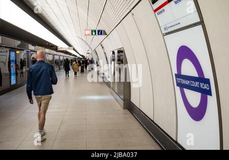 Die Passagiere laufen an der Tottenham Court Road, einer Station auf Londons neuester Unterbodenlinie, der Elizabeth Line, die teilweise eröffnet wurde, entlang eines Bahnsteigs Stockfoto