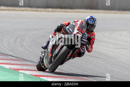 BARCELONA, SPANIEN - 04. JUNI GP ENERGY VON KATALONIEN SAMSTAG-QUALIFYING der Spanier Maverick Viñales (12) vom Aprilia Racing Team während der MotoGP Qualifying Session des GP von Katalonien auf dem Circuit de Barcelona-Catalunya am 04. Juni 2022 in Barcelona, Spanien. Stockfoto