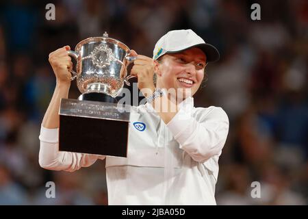 Paris, Frankreich, 4.. Juni 2022. Der polnische Tennisspieler Polishhält die Trophäe nach dem Gewinn des French Open 2022 Tennisturniers in Roland Garros am Samstag, den 04. Juni 2022., © Juergen Hasenkopf / Alamy Live News Stockfoto