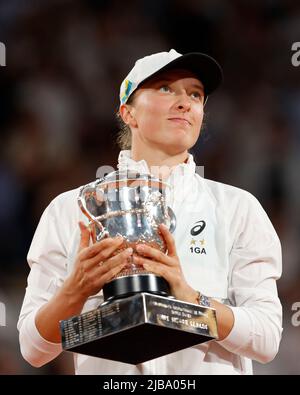Paris, Frankreich, 4.. Juni 2022. Der polnische Tennisspieler Polishhält die Trophäe nach dem Gewinn des French Open 2022 Tennisturniers in Roland Garros am Samstag, den 04. Juni 2022., © Juergen Hasenkopf / Alamy Live News Stockfoto