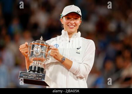 Paris, Frankreich, 4.. Juni 2022. Der polnische Tennisspieler Polishhält die Trophäe nach dem Gewinn des French Open 2022 Tennisturniers in Roland Garros am Samstag, den 04. Juni 2022., © Juergen Hasenkopf / Alamy Live News Stockfoto