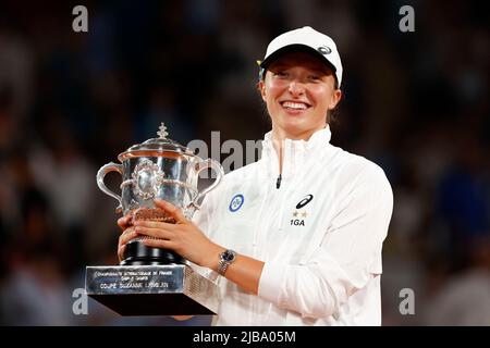 Paris, Frankreich, 4.. Juni 2022. Der polnische Tennisspieler Polishhält die Trophäe nach dem Gewinn des French Open 2022 Tennisturniers in Roland Garros am Samstag, den 04. Juni 2022., © Juergen Hasenkopf / Alamy Live News Stockfoto
