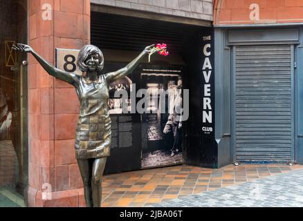 Cilla Black Statue im Stadtzentrum von Liverpool vor dem Cavern Club auf der Mathew Street Stockfoto