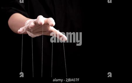 Banner mit Hand im medizinischen Handschuh mit Schnüren an den Fingern. Täuschung in Medizin und Pharmazie, Verschwörungstheorie, Gesundheitsbetrug, negative Auswirkungen auf das Patientenkonzept. Speicherplatz kopieren. Hochwertige Fotos Stockfoto