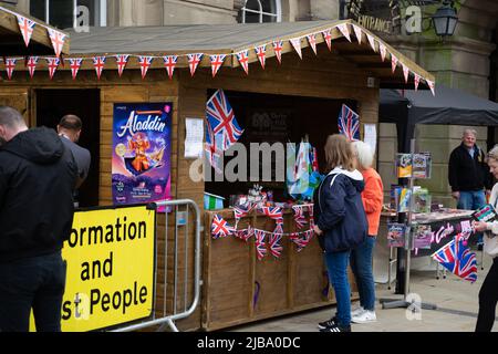 Derby, Großbritannien, 04/06/2022, Dekorationen und Straßenfeste können in Derby gesehen werden, um das Queens Platinum Jubilee zu feiern Stockfoto