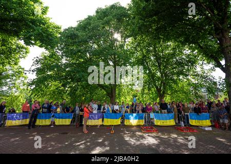 Russische Botschaft, Andries Bickerweg. Den Haag, Niederlande. Freitag, 3.. Juni 2022. Informationsquelle: Meduza.com. Heute, am 3. Juni, ist es 100 Tage her, dass Russland seine vollständige Invasion der Ukraine gestartet hat. Am Vorabend des Ereignisses hatte Putins Regierung staatlich kontrollierte und medienfreundliche Medien „aufgefordert“, „die Aufmerksamkeit nicht auf die Dauer der ‘besonderen Militäroperation“ zu lenken. Diese Anweisungen wurden am 2. Juni, dem Vorabend der russischen Invasion, die ihren hundertsten Tag eintrat, übergeben. Vier verschiedene Quellen berichteten Meduza über die Forderung des Kremls: Eine von einem staatlich kontrollierten Medium, eine von t Stockfoto