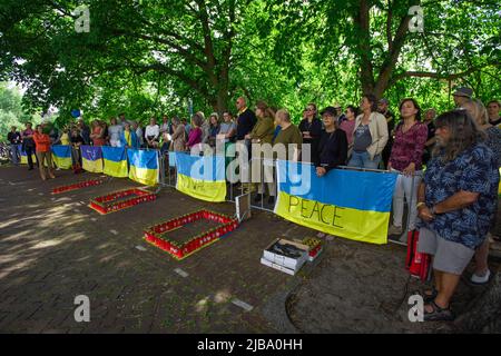 Russische Botschaft, Andries Bickerweg. Den Haag, Niederlande. Freitag, 3.. Juni 2022. Informationsquelle: Meduza.com. Heute, am 3. Juni, ist es 100 Tage her, dass Russland seine vollständige Invasion der Ukraine gestartet hat. Am Vorabend des Ereignisses hatte Putins Regierung staatlich kontrollierte und medienfreundliche Medien „aufgefordert“, „die Aufmerksamkeit nicht auf die Dauer der ‘besonderen Militäroperation“ zu lenken. Diese Anweisungen wurden am 2. Juni, dem Vorabend der russischen Invasion, die ihren hundertsten Tag eintrat, übergeben. Vier verschiedene Quellen berichteten Meduza über die Forderung des Kremls: Eine von einem staatlich kontrollierten Medium, eine von t Stockfoto