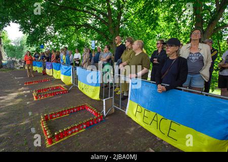 Russische Botschaft, Andries Bickerweg. Den Haag, Niederlande. Freitag, 3.. Juni 2022. Informationsquelle: Meduza.com. Heute, am 3. Juni, ist es 100 Tage her, dass Russland seine vollständige Invasion der Ukraine gestartet hat. Am Vorabend des Ereignisses hatte Putins Regierung staatlich kontrollierte und medienfreundliche Medien „aufgefordert“, „die Aufmerksamkeit nicht auf die Dauer der ‘besonderen Militäroperation“ zu lenken. Diese Anweisungen wurden am 2. Juni, dem Vorabend der russischen Invasion, die ihren hundertsten Tag eintrat, übergeben. Vier verschiedene Quellen berichteten Meduza über die Forderung des Kremls: Eine von einem staatlich kontrollierten Medium, eine von t Stockfoto