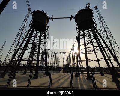 Islamabad. 25.. Mai 2022. Das am 25. Mai 2022 aufgenommene Foto zeigt eine Ansicht der Konverterstation Lahore des Hochspannungs-Gleichstrom-Übertragungsleitungsprojekts À660kV Matiari-Lahore (HGÜ) im Rahmen des China-Pakistan Economic Corridor (CPEC) am Stadtrand von Lahore in der östlichen Provinz Punjab in Pakistan. ZUM FEATURE: Das CPEC-Übertragungsprojekt fördert Pakistans sozioökonomische Entwicklung auf grüne Art und Weise. Quelle: Ahmad Kamal/Xinhua/Alamy Live News Stockfoto