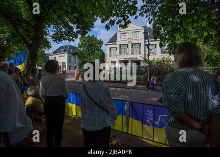 Russische Botschaft, Andries Bickerweg. Den Haag, Niederlande. Freitag, 3.. Juni 2022. Informationsquelle: Meduza.com. Heute, am 3. Juni, ist es 100 Tage her, dass Russland seine vollständige Invasion der Ukraine gestartet hat. Am Vorabend des Ereignisses hatte Putins Regierung staatlich kontrollierte und medienfreundliche Medien „aufgefordert“, „die Aufmerksamkeit nicht auf die Dauer der ‘besonderen Militäroperation“ zu lenken. Diese Anweisungen wurden am 2. Juni, dem Vorabend der russischen Invasion, die ihren hundertsten Tag eintrat, übergeben. Vier verschiedene Quellen berichteten Meduza über die Forderung des Kremls: Eine von einem staatlich kontrollierten Medium, eine von t Stockfoto