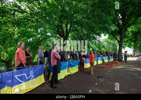 Russische Botschaft, Andries Bickerweg. Den Haag, Niederlande. Freitag, 3.. Juni 2022. Informationsquelle: Meduza.com. Heute, am 3. Juni, ist es 100 Tage her, dass Russland seine vollständige Invasion der Ukraine gestartet hat. Am Vorabend des Ereignisses hatte Putins Regierung staatlich kontrollierte und medienfreundliche Medien „aufgefordert“, „die Aufmerksamkeit nicht auf die Dauer der ‘besonderen Militäroperation“ zu lenken. Diese Anweisungen wurden am 2. Juni, dem Vorabend der russischen Invasion, die ihren hundertsten Tag eintrat, übergeben. Vier verschiedene Quellen berichteten Meduza über die Forderung des Kremls: Eine von einem staatlich kontrollierten Medium, eine von t Stockfoto