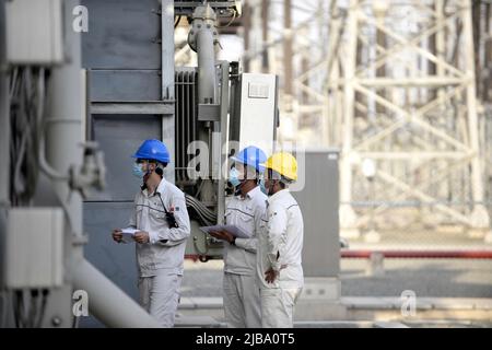 Islamabad. 25.. Mai 2022. Am 25. Mai 2022 arbeiten Techniker an der Konverterstation Lahore des Hochspannungs-Gleichstrom-Übertragungsleitungsprojekts À660kV Matiari-Lahore im Rahmen des China-Pakistan Economic Corridor (CPEC) am Stadtrand von Lahore in der östlichen Provinz Punjab in Pakistan. ZUM FEATURE: Das CPEC-Übertragungsprojekt fördert Pakistans sozioökonomische Entwicklung auf grüne Art und Weise. Quelle: Ahmad Kamal/Xinhua/Alamy Live News Stockfoto