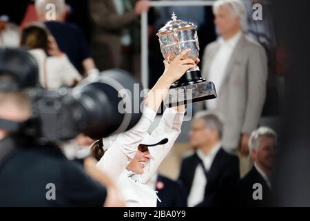Paris, Frankreich. 4.. juni 2022. Tennisspielerin IGA Swiatek aus Polen feiert nach dem Finale der Frauen beim French Open Grand Slam Tennisturnier 2022´s Roland Garros, Paris, Frankreich. Frank Molter/Alamy Live Nachrichten Stockfoto