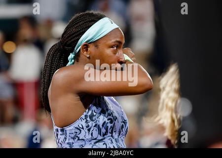 Paris, Frankreich. 4.. juni 2022. Tennisspielerin Coco Gauff weint nach dem Finale der Frauen beim French Open Grand Slam Tennisturnier 2022´s Roland Garros, Paris, Frankreich. Frank Molter/Alamy Live Nachrichten Stockfoto