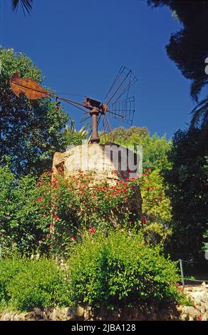 Alte Windturbine zur Wasseranhebung in der Provence Stockfoto