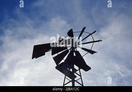 Alte Windturbine zur Wasseranhebung in der Provence Stockfoto