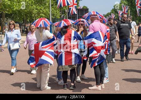 Eine Gruppe von Leuten in der Mall, die mit Union Jack-Fahnen und -Hüten verkleidet sind, um das Platin-Jubiläum der Königin zu feiern. London - 4.. Juni 2022 Stockfoto