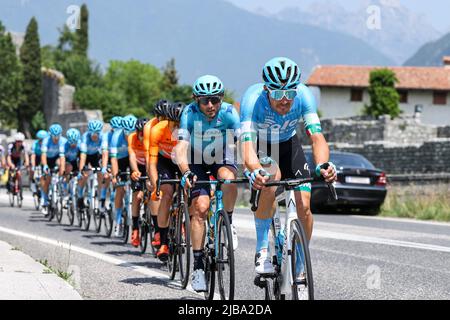 Monfalcone, Monfalcone, Italien, 04. Juni 2022, Die Verfolgergruppe überquert in der Nähe von Venzone während des Adriatica Ionica Race -Tappa 1 Tarvisio/Monfalcone - Street Cycling Stockfoto