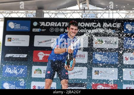 Monfalcone, Italien. 04.. Juni 2022. Die Preisverleihung mit Christian Scaroni TEAM ITALIEN während des Adriatica Ionica Race -Tappa 1 Tarvisio/Monfalcone, Street Cycling in Monfalcone, Italien, Juni 04 2022 Quelle: Independent Photo Agency/Alamy Live News Stockfoto