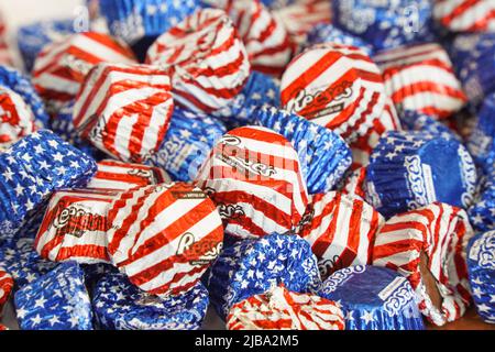 Reese's Miniaturbecher, Sonderedition amerikanische Flagge, Reeses Erdnussbutterbecher. Stockfoto