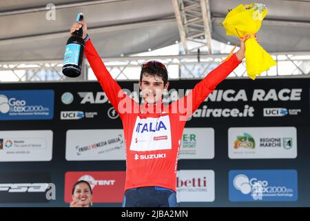 Monfalcone, Italien. 04.. Juni 2022. Christian Scaroni TEAM ITALIEN mit rotem Trikot beim Adriatica Ionica Race -Tappa 1 Tarvisio/Monfalcone, Street Cycling in Monfalcone, Italy, Juni 04 2022 Quelle: Independent Photo Agency/Alamy Live News Stockfoto