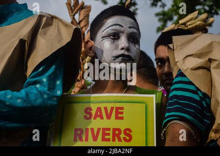 Rajpur Sonarpur, Westbengalen, Indien. 4.. Juni 2022. Ein Junge hält ein Plakat während einer Demonstration zur Rettung der Natur vor dem Weltumwelttag 2022 in Kalkutta. (Bild: © Sankhadeep Banerjee/ZUMA Press Wire) Stockfoto