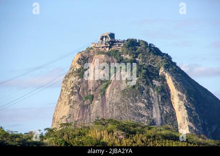 sugarloaf von der Spitze eines Gebäudes im Viertel der Pakoba in Rio de Janeiro aus gesehen. Stockfoto