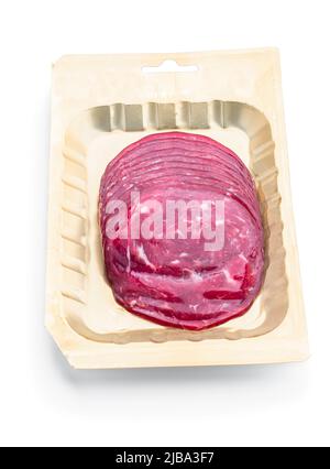 Getrocknetes Fleisch Rind ruckige Scheiben in Plastikverpackung isoliert auf weiß Stockfoto