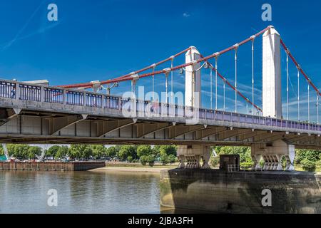 Die Chelsea Bridge an der Themse im Südwesten Londons verbindet Chelsea auf der Nordseite des Flusses mit Battersea auf der Südseite, London, Großbritannien Stockfoto