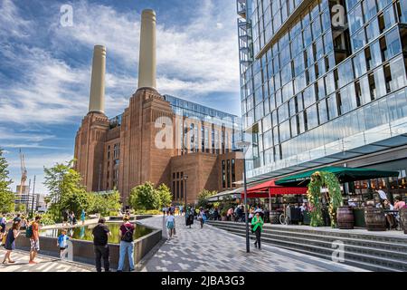 Leute, die einen Tag im Battersea Power Station genießen, essen und trinken in den Bars und Restaurants des Circus West Village, Battersea, London, SW8 Stockfoto