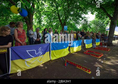 Den Haag, Südholland, Niederlande. 3.. Juni 2022. Rund achtzig Demonstranten versammelten sich schweigend vor der russischen Botschaft, 100 Tage seit dem russischen Einmarsch in die Ukraine. Informationsquelle: Meduza.com. Heute, am 3. Juni, ist es 100 Tage her, dass Russland seine vollständige Invasion der Ukraine gestartet hat. Am Vorabend des Ereignisses hatte Putins Regierung die staatlich kontrollierten und pro-medialen Medien „aufgefordert“, die Aufmerksamkeit nicht auf die Dauer der „˜besonderen Militäroperation“ zu lenken. Diese Anweisungen wurden am 2. Juni, dem Vorabend der russischen Invasion, die ihren hundertsten Tag eintrat, übergeben. Vier Stockfoto