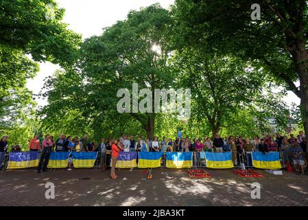 Den Haag, Südholland, Niederlande. 3.. Juni 2022. Rund achtzig Demonstranten versammelten sich schweigend vor der russischen Botschaft, 100 Tage seit dem russischen Einmarsch in die Ukraine. Informationsquelle: Meduza.com. Heute, am 3. Juni, ist es 100 Tage her, dass Russland seine vollständige Invasion der Ukraine gestartet hat. Am Vorabend des Ereignisses hatte Putins Regierung die staatlich kontrollierten und pro-medialen Medien „aufgefordert“, die Aufmerksamkeit nicht auf die Dauer der „˜besonderen Militäroperation“ zu lenken. Diese Anweisungen wurden am 2. Juni, dem Vorabend der russischen Invasion, die ihren hundertsten Tag eintrat, übergeben. Vier Stockfoto