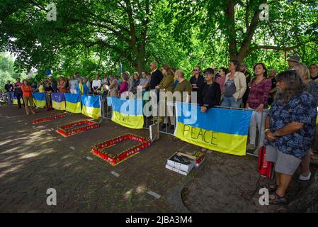 Den Haag, Südholland, Niederlande. 3.. Juni 2022. Rund achtzig Demonstranten versammelten sich schweigend vor der russischen Botschaft, 100 Tage seit dem russischen Einmarsch in die Ukraine. Informationsquelle: Meduza.com. Heute, am 3. Juni, ist es 100 Tage her, dass Russland seine vollständige Invasion der Ukraine gestartet hat. Am Vorabend des Ereignisses hatte Putins Regierung die staatlich kontrollierten und pro-medialen Medien „aufgefordert“, die Aufmerksamkeit nicht auf die Dauer der „˜besonderen Militäroperation“ zu lenken. Diese Anweisungen wurden am 2. Juni, dem Vorabend der russischen Invasion, die ihren hundertsten Tag eintrat, übergeben. Vier Stockfoto