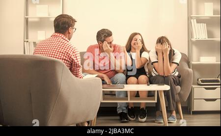 Versicherung und Adoption. Eltern-Lehrer-Treffen. Elternschaft. Vater Mutter und Kind bei Psychologiesitzung. Familientherapie. Eltern mit Kind sprechen Stockfoto