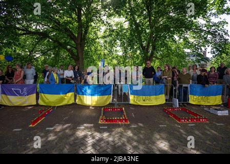 Den Haag, Südholland, Niederlande. 3.. Juni 2022. Rund achtzig Demonstranten versammelten sich schweigend vor der russischen Botschaft, 100 Tage seit dem russischen Einmarsch in die Ukraine. Informationsquelle: Meduza.com. Heute, am 3. Juni, ist es 100 Tage her, dass Russland seine vollständige Invasion der Ukraine gestartet hat. Am Vorabend des Ereignisses hatte Putins Regierung die staatlich kontrollierten und pro-medialen Medien „aufgefordert“, die Aufmerksamkeit nicht auf die Dauer der „˜besonderen Militäroperation“ zu lenken. Diese Anweisungen wurden am 2. Juni, dem Vorabend der russischen Invasion, die ihren hundertsten Tag eintrat, übergeben. Vier Stockfoto