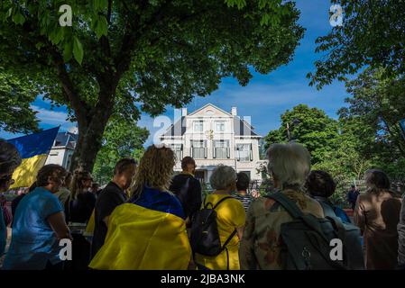 Den Haag, Südholland, Niederlande. 3.. Juni 2022. Die Demonstranten stehen heute im Schatten der Bäume gegenüber der russischen Botschaft schweigend, 100 Tage seit dem russischen Einmarsch in die Ukraine. Informationsquelle: Meduza.com. Heute, am 3. Juni, ist es 100 Tage her, dass Russland seine vollständige Invasion der Ukraine gestartet hat. Am Vorabend des Ereignisses hatte Putins Regierung die staatlich kontrollierten und pro-medialen Medien „aufgefordert“, die Aufmerksamkeit nicht auf die Dauer der „˜besonderen Militäroperation“ zu lenken. Diese Anweisungen wurden am 2. Juni, dem Vorabend der russischen Invasion, übergeben Stockfoto