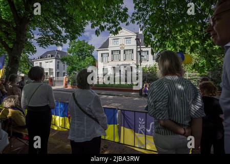 Den Haag, Südholland, Niederlande. 3.. Juni 2022. Die Demonstranten stehen heute im Schatten der Bäume gegenüber der russischen Botschaft schweigend, 100 Tage seit dem russischen Einmarsch in die Ukraine. Informationsquelle: Meduza.com. Heute, am 3. Juni, ist es 100 Tage her, dass Russland seine vollständige Invasion der Ukraine gestartet hat. Am Vorabend des Ereignisses hatte Putins Regierung die staatlich kontrollierten und pro-medialen Medien „aufgefordert“, die Aufmerksamkeit nicht auf die Dauer der „˜besonderen Militäroperation“ zu lenken. Diese Anweisungen wurden am 2. Juni, dem Vorabend der russischen Invasion, übergeben Stockfoto