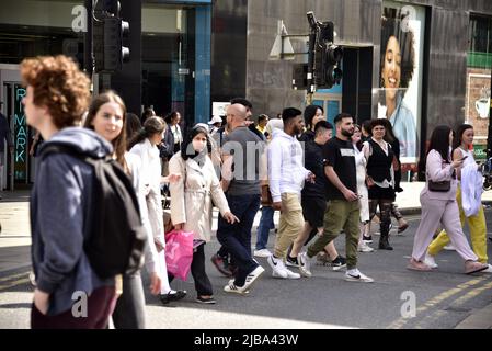 Manchester, Großbritannien, 4.. Juni 2022. Menschenmassen genießen den Sonnenschein, der die Fountain Street überquert. Das tägliche Leben auf den Straßen von Manchester, England, Großbritannien und den Britischen Inseln am Jubilee Bank Holiday Samstag eines viertägigen Feiertagswochenendes. Quelle: Terry Waller/Alamy Live News Stockfoto