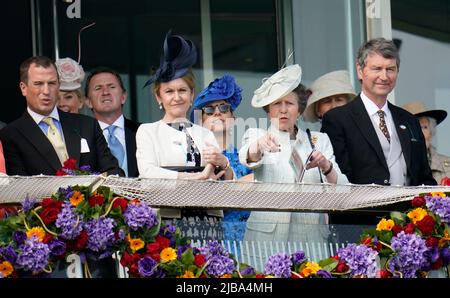 Peter Phillips (links), AP McCoy (3. links), Zara Tindall (Mitte), die Prinzessin Royal (2. rechts) und Sir Timothy Laurence beobachten das Derby am Derby Day während des Cazoo Derby Festivals 2022 auf der Epsom Racecourse, Surrey. Bilddatum: Samstag, 4. Juni 2022. Stockfoto