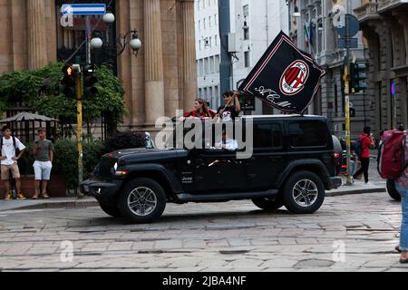 Die Mailänder Fans feiern auf dem Piazza Duomo, nachdem sie am 22 2022. Mai die Serie A und den Scudetto in Mailand, Italien, gewonnen haben Stockfoto