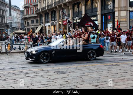 Die Mailänder Fans feiern auf dem Piazza Duomo, nachdem sie am 22 2022. Mai die Serie A und den Scudetto in Mailand, Italien, gewonnen haben Stockfoto