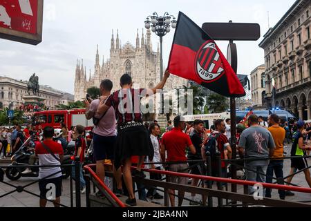 Die Mailänder Fans feiern auf dem Piazza Duomo, nachdem sie am 22 2022. Mai die Serie A und den Scudetto in Mailand, Italien, gewonnen haben Stockfoto