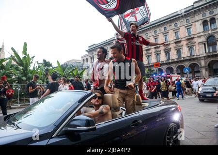 Die Mailänder Fans feiern auf dem Piazza Duomo, nachdem sie am 22 2022. Mai die Serie A und den Scudetto in Mailand, Italien, gewonnen haben Stockfoto