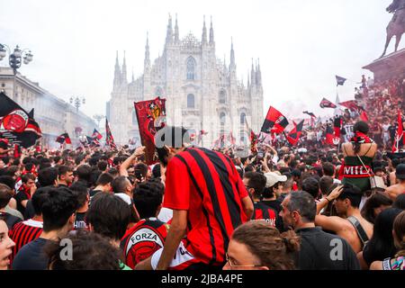 Die Mailänder Fans feiern auf dem Piazza Duomo, nachdem sie am 22 2022. Mai die Serie A und den Scudetto in Mailand, Italien, gewonnen haben Stockfoto
