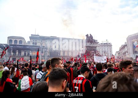 Die Mailänder Fans feiern auf dem Piazza Duomo, nachdem sie am 22 2022. Mai die Serie A und den Scudetto in Mailand, Italien, gewonnen haben Stockfoto