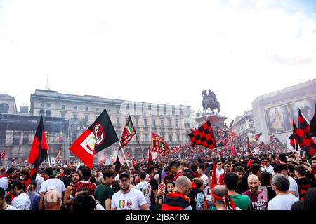 Die Mailänder Fans feiern auf dem Piazza Duomo, nachdem sie am 22 2022. Mai die Serie A und den Scudetto in Mailand, Italien, gewonnen haben Stockfoto