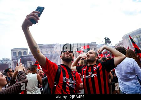 Die Mailänder Fans feiern auf dem Piazza Duomo, nachdem sie am 22 2022. Mai die Serie A und den Scudetto in Mailand, Italien, gewonnen haben Stockfoto