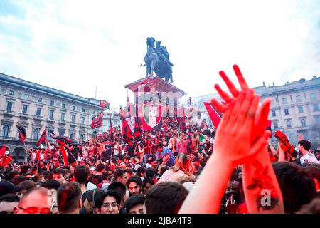 Die Mailänder Fans feiern auf dem Piazza Duomo, nachdem sie am 22 2022. Mai die Serie A und den Scudetto in Mailand, Italien, gewonnen haben Stockfoto